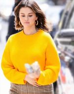Only Murders In The Building S04 Selena Gomez Yellow Sweater - Image 2