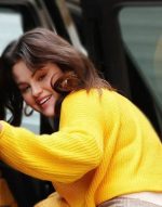 Only Murders In The Building S04 Selena Gomez Yellow Sweater - Image 3