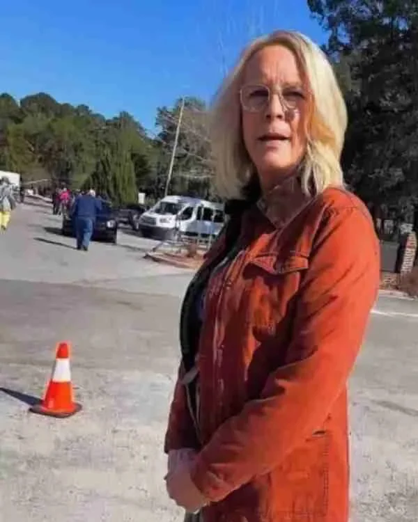 10halloween-ends-jamie-lee-curtis-brown-jacket Halloween Ends Jamie Lee Curtis Brown Jacket - Image 1