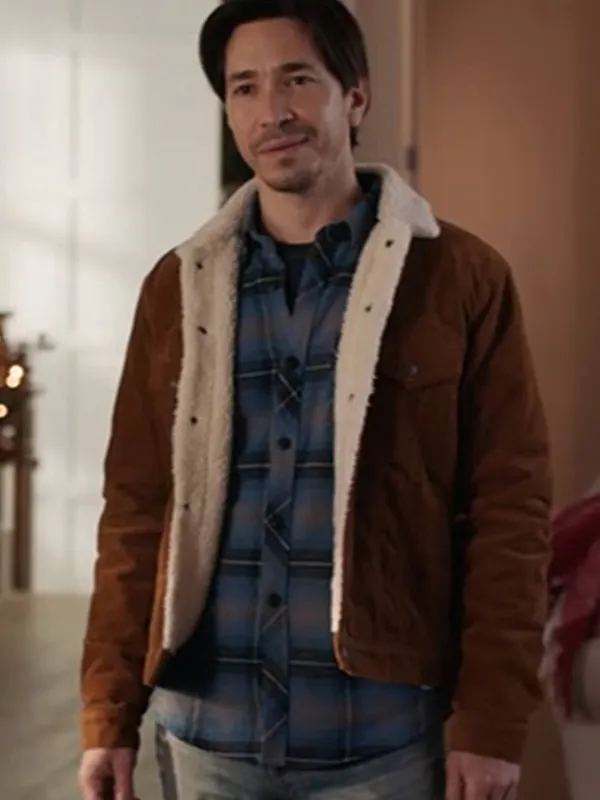 17christmas-with-the-campbells-justin-long-brown-jacket Christmas With The Campbells Justin Long Brown Jacket - Image 1