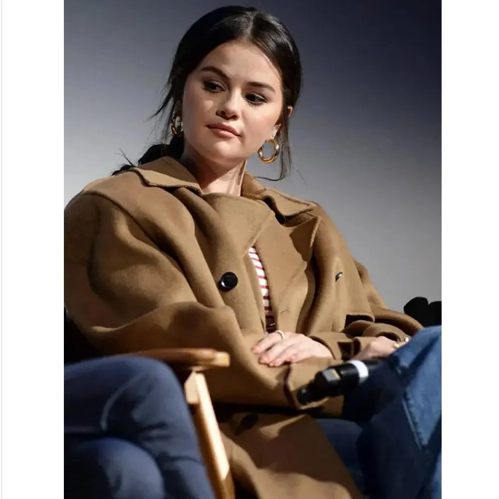 selena-gomez-emilia-perez-2024-brown-trench-coat-01 Selena Gomez Emilia Perez 2024 Brown Trench Coat - Image 1