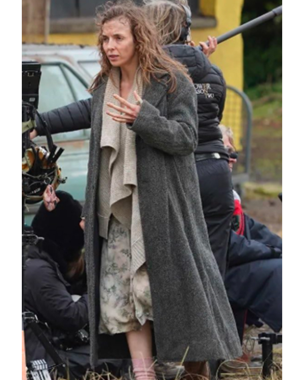 jodie-comer-28-years-later-2025-grey-coat-01 Jodie Comer 28 Years Later 2025 Grey Coat - Image 1
