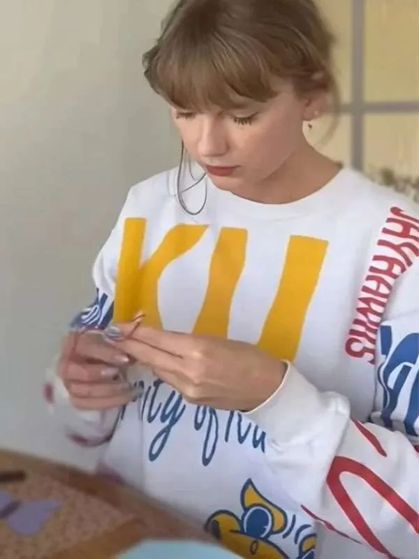 Kansas-UniversityTaylor-Swift-White-Sweatshirt-1 1 Taylor Swift KU Sweatshirt